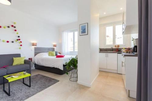 un salon avec un lit et une cuisine dans l'établissement DALPOZZO - 5min walk to beach, à Nice
