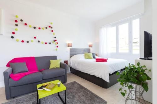 un salon avec un canapé et un lit dans l'établissement DALPOZZO - 5min walk to beach, à Nice