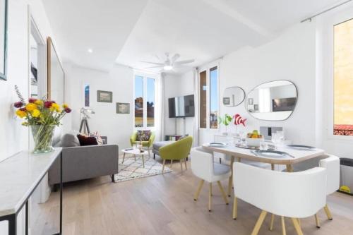 une salle à manger et un salon avec une table et des chaises dans l'établissement MOULIN - Stunning 1 bedroom Apt on the Port, à Nice