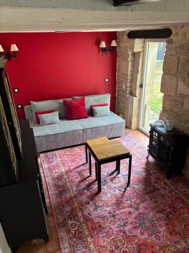 un salon avec un canapé et une table dans l'établissement La petite Chapelle, à LʼIsle-sur-Serein