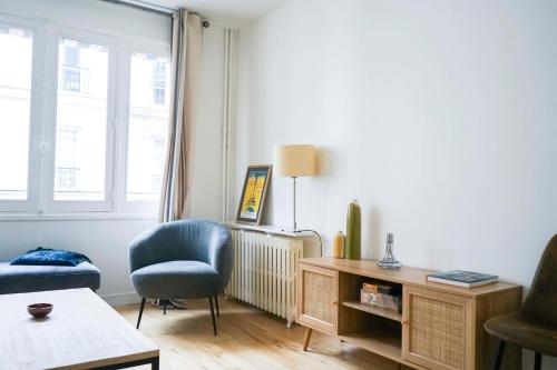 - un salon avec une chaise et un radiateur dans l'établissement Nice apartment near the Eiffel Tower, à Paris
