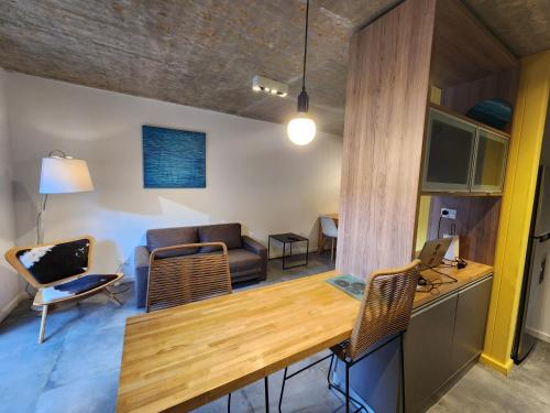 a living room with a table and a couch at Álamos de los Andes - Andarlibre in San Martín de los Andes