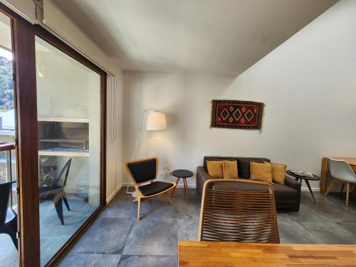 a living room with a couch and a table at Álamos de los Andes - Andarlibre in San Martín de los Andes