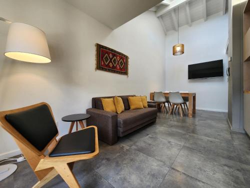 a living room with a couch and chairs and a table at Álamos de los Andes - Andarlibre in San Martín de los Andes
