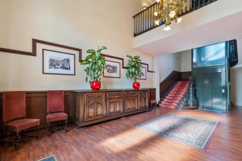 une pièce avec deux chaises et un bureau avec deux plantes dans l'établissement Appartement Brise Marine - Welkeys, à Biarritz