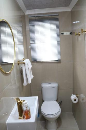 Ένα μπάνιο στο Optimum Stay Self Catering Accommodation - Twin Room 2 Single Beds