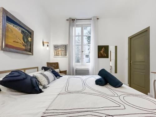 - une chambre avec un grand lit design dans l'établissement Nid douillet au coeur d'Uzès, à Uzès