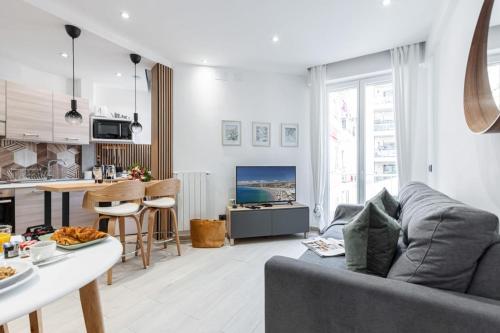 Il comprend un salon avec un canapé gris et une cuisine. dans l'établissement SMOLETT - Superb Studio Suite Downtown w AC, à Nice