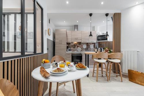 - une cuisine avec une table blanche et de la nourriture dans l'établissement SMOLETT - Superb Studio Suite Downtown w AC, à Nice