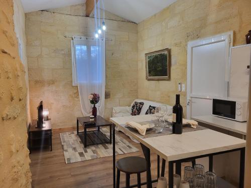 un salon avec une table et un canapé dans l'établissement La suite du Grand Cèdre, à Lussac