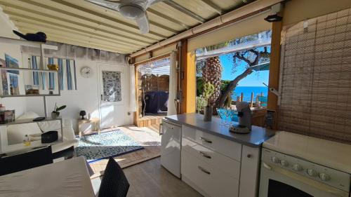une cuisine avec vue sur l'océan dans l'établissement Paradis bleu et ile d'or, à Saint-Raphaël
