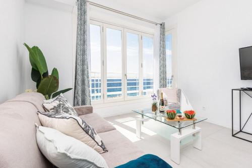 un salon avec un canapé et une table dans l'établissement PROM 163 - Promenade 2 rooms with terrace, à Nice