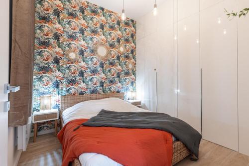 - une chambre avec un papier peint floral sur le mur dans l'établissement GESU - 2 bedroom in Old Town - Gesu Square, à Nice