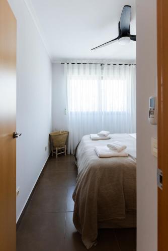 a bedroom with a bed and a window at Apartamento en Calpe - Cerca del Club Náutico y playas in Calpe