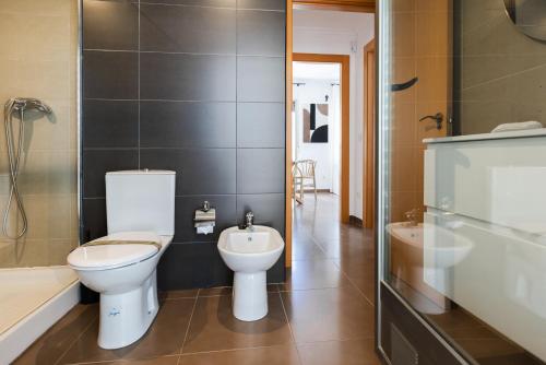 a bathroom with a toilet and a sink and a tub at Apartamento en Calpe - Cerca del Club Náutico y playas in Calpe