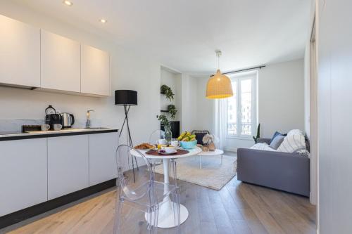 une cuisine et un salon avec une table et un canapé dans l'établissement BAVASTRO - The Port - New apartment 2 rooms, à Nice