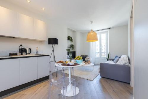 une cuisine et un salon avec une table et un canapé dans l'établissement BAVASTRO - The Port - New apartment 2 rooms, à Nice