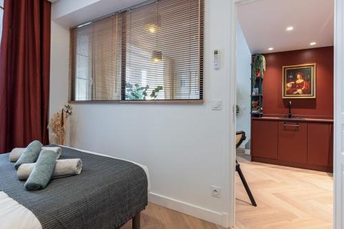 une chambre avec un lit avec des oreillers bleus dessus dans l'établissement HEROLD 60 - Cosy Apartment Suite w AC Downtown, à Nice