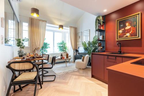 une cuisine et un salon avec une table et des chaises dans l'établissement HEROLD 60 - Cosy Apartment Suite w AC Downtown, à Nice