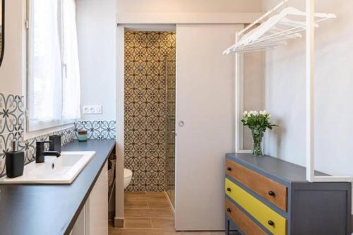 une salle de bain avec un lavabo et des toilettes dans l'établissement LAMARTINE - Studio w terrace and AC Very central, à Nice
