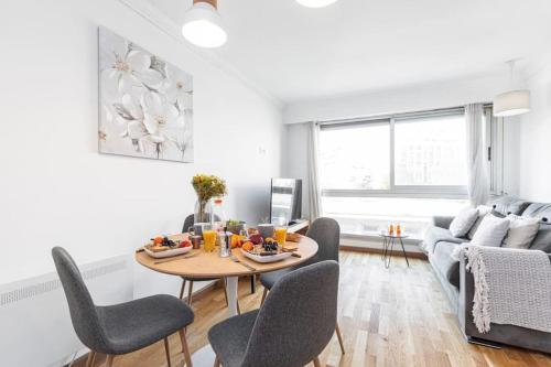 un salon avec une table, des chaises et un canapé dans l'établissement JOFFRE 2 - Cosy apartment in City Center, à Nice