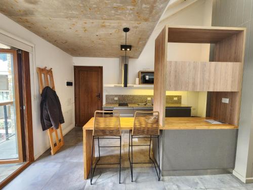 a kitchen with a wooden table and chairs at Álamos de los Andes - Andarlibre in San Martín de los Andes