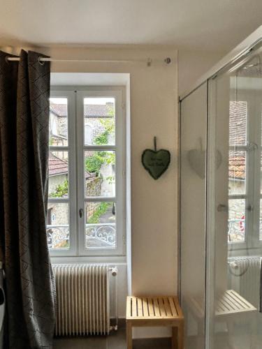 une chambre avec une fenêtre et un banc à côté de celle-ci dans l'établissement MAISON de VILLE COSY EN PLEIN COEUR DE GRAMAT, à Gramat