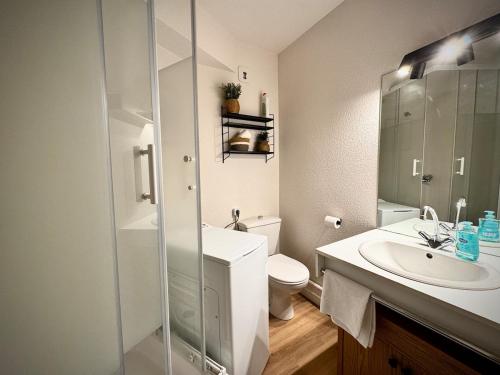 Un baño blanco con lavabo e inodoro. en Le BraSeo, nice studio with parking in Rennes, en Rennes