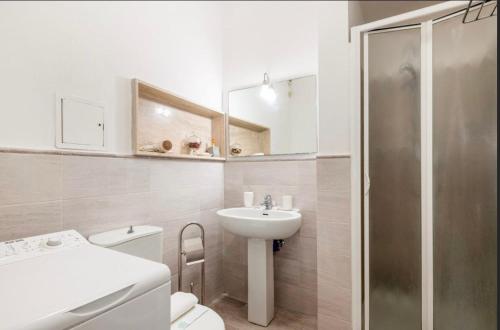 Un baño blanco con lavabo e inodoro. en Apartment Magnoli&Ponte Vecchio, en Florencia