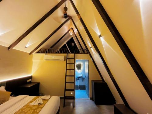 a room with a bunk bed and a ladder at Birds Nest Resort in Kinlivli
