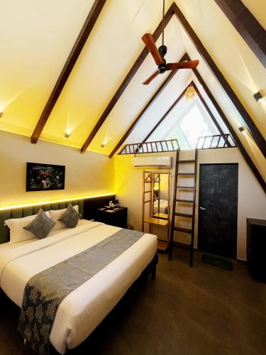 a bedroom with a bed and a ceiling fan at Birds Nest Resort in Kinlivli