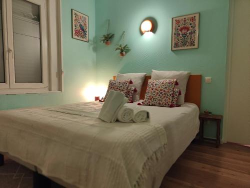 une chambre avec un grand lit avec deux serviettes dessus dans l'établissement Le 76 - Appartement Pop!, à Dunkerque