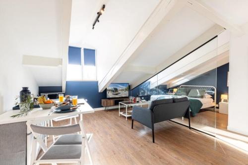 un salon avec un lit et une salle à manger dans l'établissement DEROULEDE - Superb Studio Suite w AC Downtown, à Nice