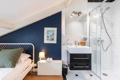 une salle de bain avec un lavabo et une douche dans l'établissement DEROULEDE - Superb Studio Suite w AC Downtown, à Nice