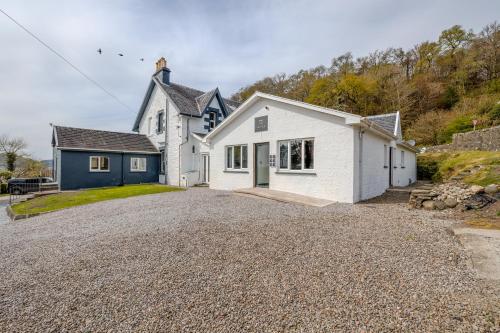 a large white house with a gravel driveway at The Righ in Oban