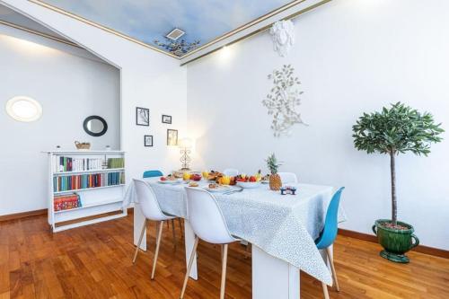 une salle à manger blanche avec une table et des chaises dans l'établissement RISSO - Comfortable 3 Bedrooms with balcony, à Nice