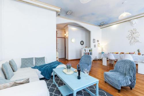 un salon avec un canapé, des chaises et une table dans l'établissement RISSO - Comfortable 3 Bedrooms with balcony, à Nice