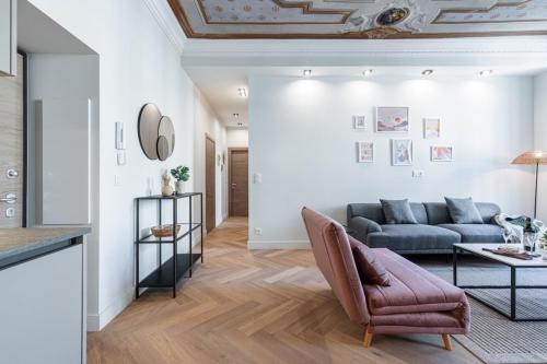 un salon avec un canapé et une table dans l'établissement PHILIBERT - Traditional Apart with Historical Fresco, à Nice