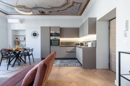 une cuisine et une salle à manger avec un plafond à caissons dans l'établissement PHILIBERT - Traditional Apart with Historical Fresco, à Nice