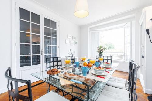une salle à manger avec une table en verre et de la nourriture dans l'établissement JOFFRE 38 - Spacious one bedroom apartment, à Nice