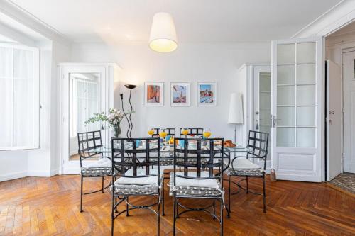une salle à manger avec une table et des chaises dans l'établissement JOFFRE 38 - Spacious one bedroom apartment, à Nice