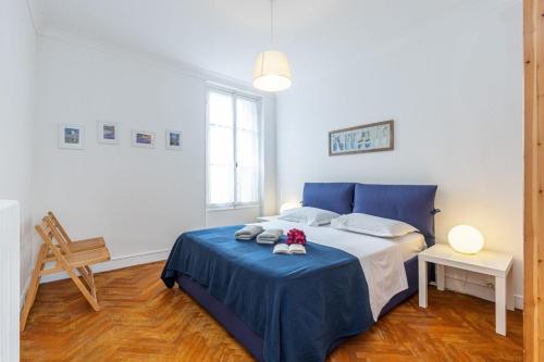 - une chambre avec un lit bleu et une couverture bleue dans l'établissement JOFFRE 38 - Spacious one bedroom apartment, à Nice