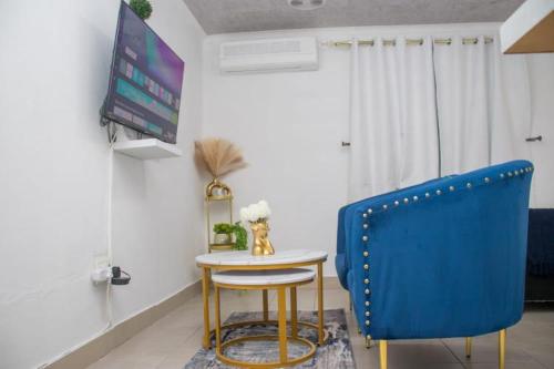 Μια τηλεόραση ή/και κέντρο ψυχαγωγίας στο Optimum Stay Self Catering Accommodation - Twin Room 2 Single Beds