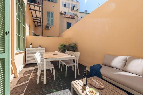 d'un balcon avec une table, des chaises et un canapé. dans l'établissement GUBERNATIS - Beautiful Duplex with terrace, à Nice