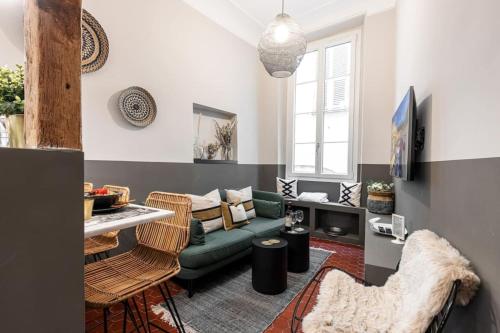 un salon avec un canapé vert et une table dans l'établissement LA CROIX - Old Town Modern apartment - 2 bedrooms, à Nice