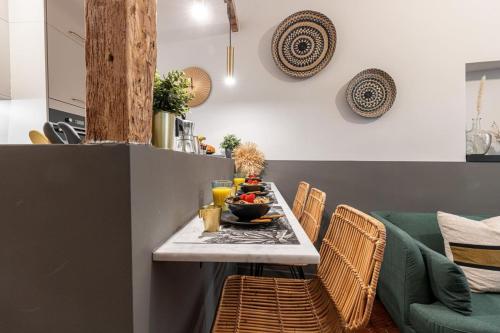 - une salle à manger avec une table et un bol de fruits dans l'établissement LA CROIX - Old Town Modern apartment - 2 bedrooms, à Nice