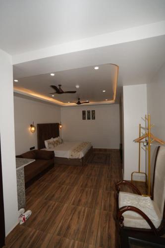 Postel nebo postele na pokoji v ubytování Hotel Parth Luxurious