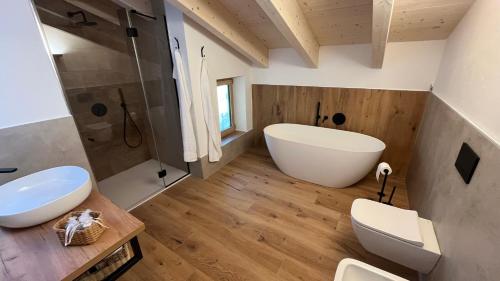 Et badeværelse på Dolomiti Lake View Apartments