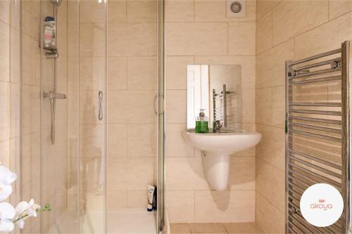 a bathroom with a shower and a sink and a toilet at Warm and Radiant 4Bed Home Near City - Airport in Baguley