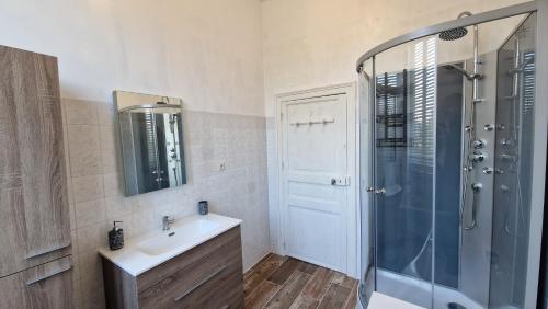 une salle de bain avec lavabo et douche dans l'établissement House - Sleeps 10 - Garden - Pets Ok - Games Room, à Langoëlan